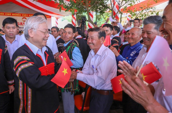 Tổng Bí thư, Chủ tịch nước Nguyễn Phú Trọng dự Ngày hội Đại đoàn kết toàn dân tộc tại xã Dur Kmăl, huyện Krông Ana. Ảnh: H. Gia