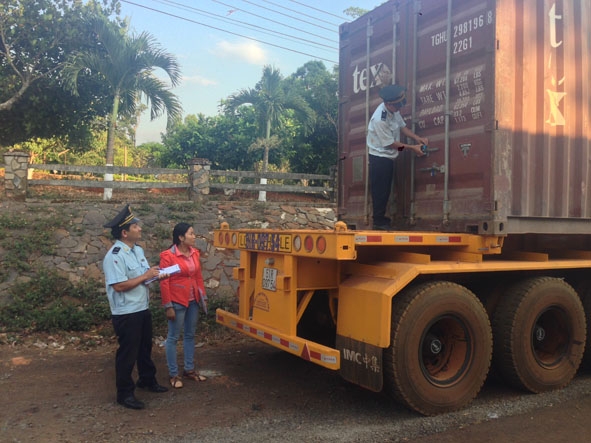 Cán bộ Cục Hải quan Đắk Lắk kiểm tra hàng hóa thực tế tại một doanh nghiệp nhập khẩu trên địa bàn tỉnh Đắk Lắk. 