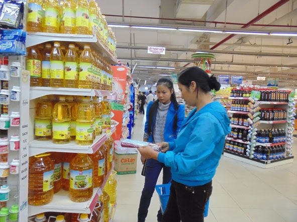 Người dân chọn mua hàng Việt tại Siêu thị Co.opmart Buôn Ma Thuột. 