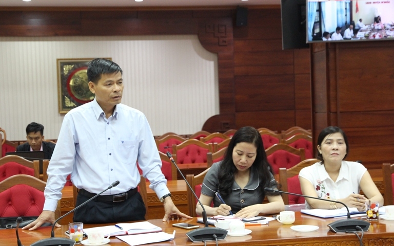 Phó Giám đốc Sở Nội vụ Hoàng Mạnh Hùng đóng góp ý kiến tại buổi làm việc.