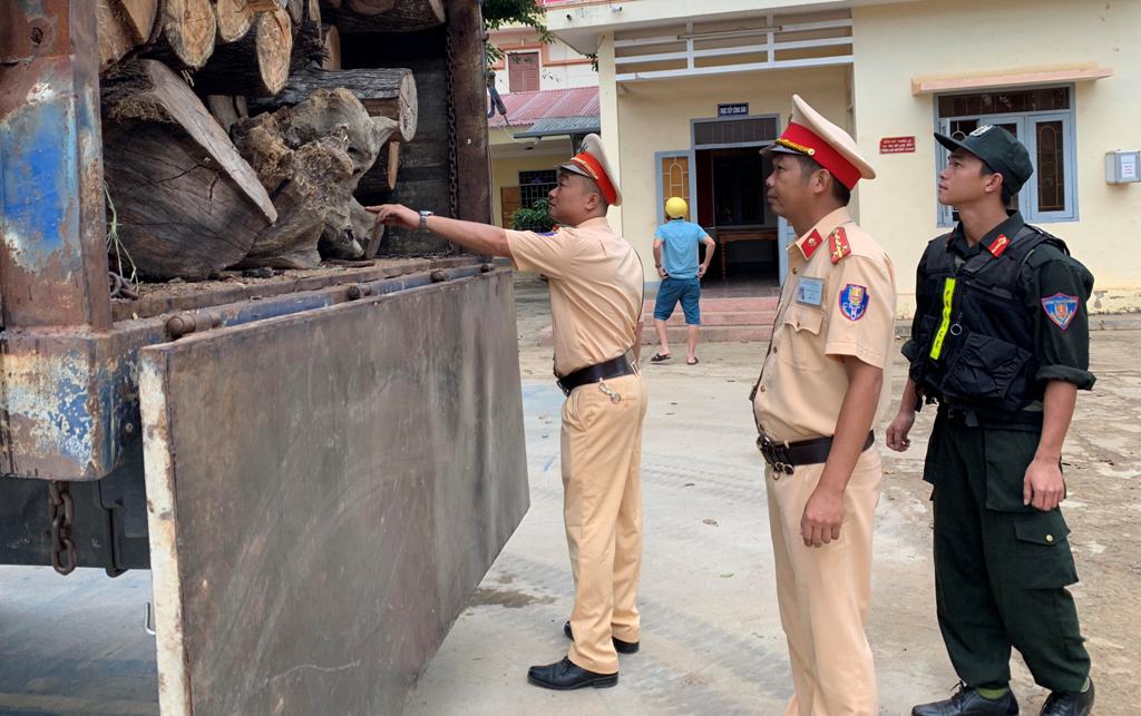 Lực lượng công an kiểm tra chiếc xe chở gỗ lậu.