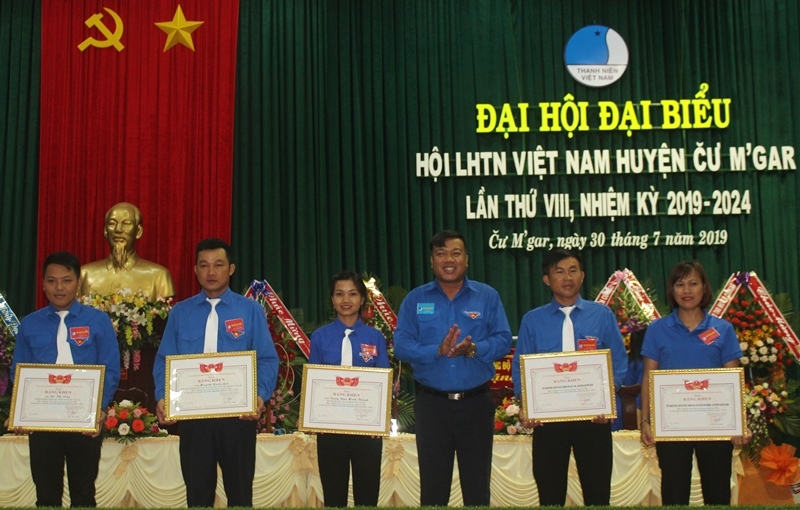 Đại diện Ủy ban Hội LHTN Việt Nam tỉnh tặng Bằng khen cho các tập thể và cá nhân có thành tích trong công tác Hội và phong trào thanh niên giai đoạn 2014-2019.