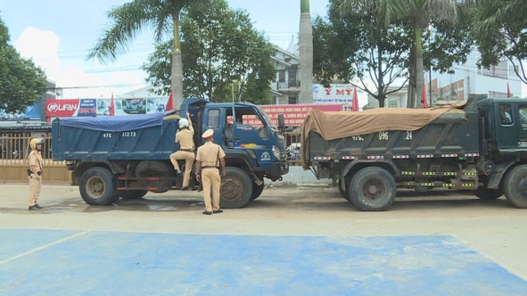 Lực lượng Công an xử lý xe chở cát vi phạm. 