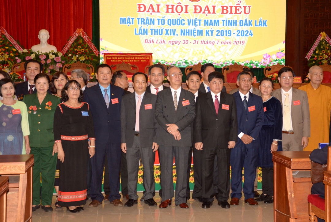Ủy viên Ủy ban MTTQ Việt Nam tỉnh, khóa XIV, nhiệm kỳ 2019-2024 ra mắt nhận nhiệm vụ.