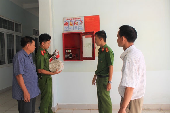 Cán bộ Đội Cảnh sát PCCC và CNCH huyện Cư Kuin kiểm tra dụng cụ phòng cháy  tại Trung tâm Y tế huyện. 