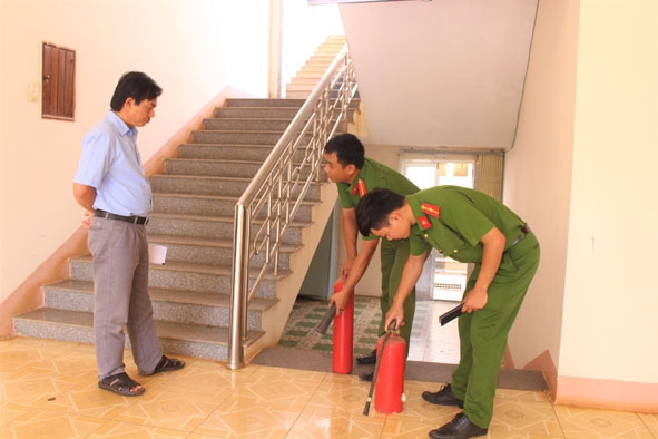 Cán bộ Đội Cảnh sát PCCC và CNCH huyện Ea H’leo kiểm tra hệ thống bình chữa cháy tại trụ sở UBND huyện.