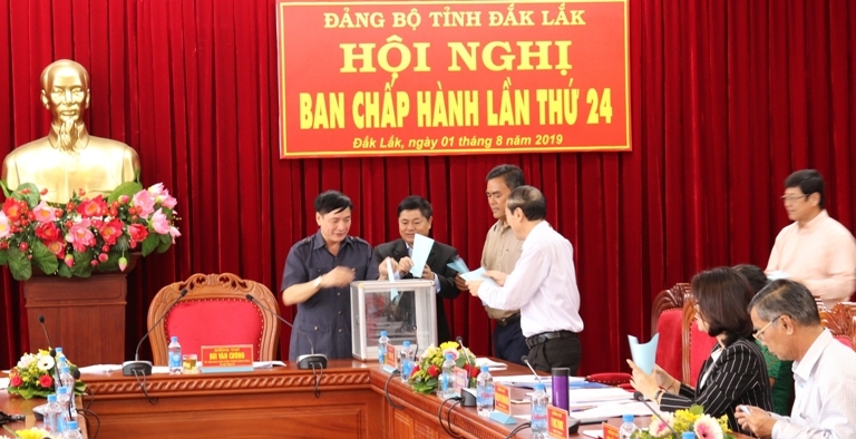 Các đại biểu bỏ phiếu bầu bổ sung Ủy viên Ban Thường vụ Tỉnh ủy nhiệm kỳ 2015-2020.