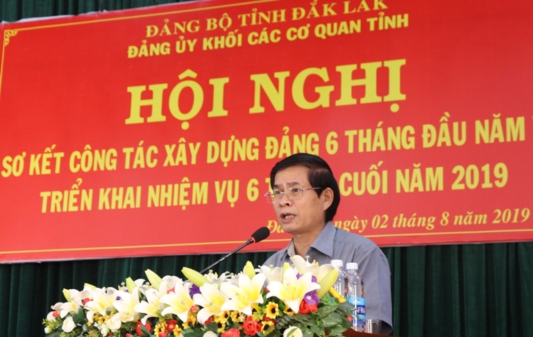 Bí thư Đảng ủy Khối các cơ quan tỉnh Trần Đình Quế phát biểu kết luận hội nghị.