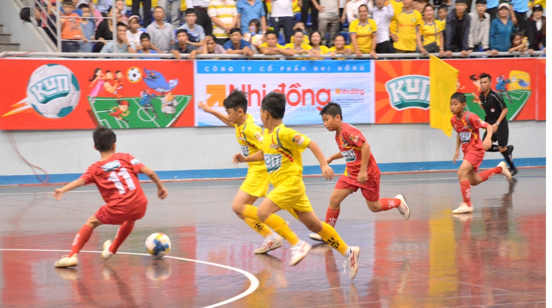 Một nỗ lực cản phá của cầu thủ Hà Nội (áo đỏ) trước pha tấn công của cầu thủ Sông Lam Nghệ An.