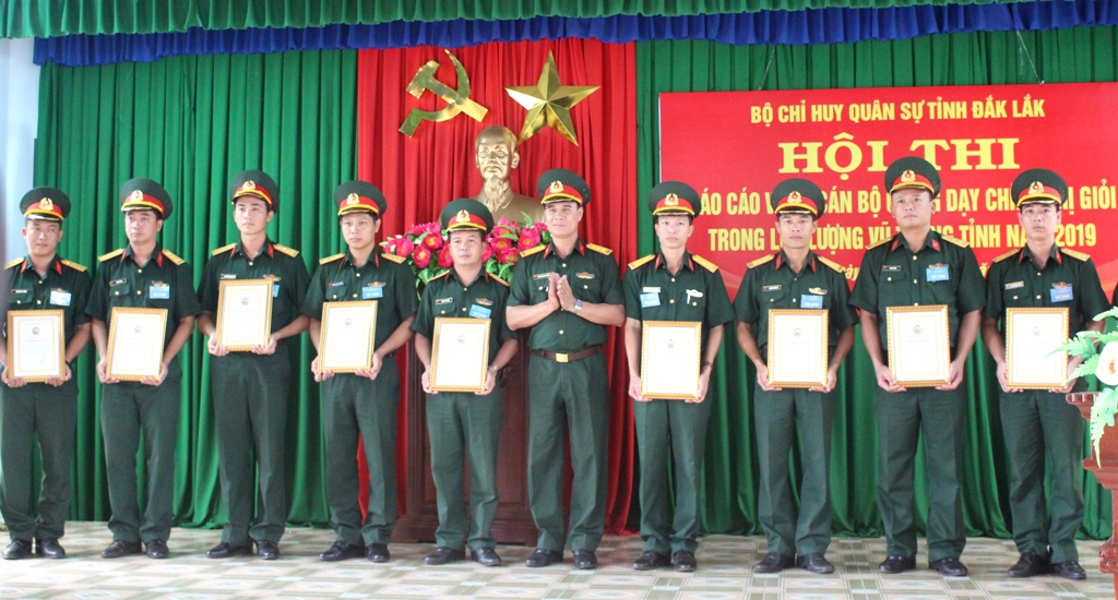 Lãnh đạo Phòng Chính trị trao chứng nhận cho các thí sinh đạt thành tích tốt tại hội thi