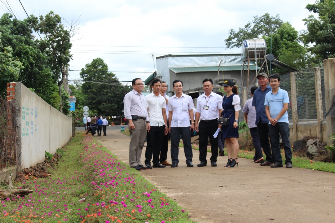 Lớp tập huấn tham quan mô hình con đường hoa ở xã Ea Mnang