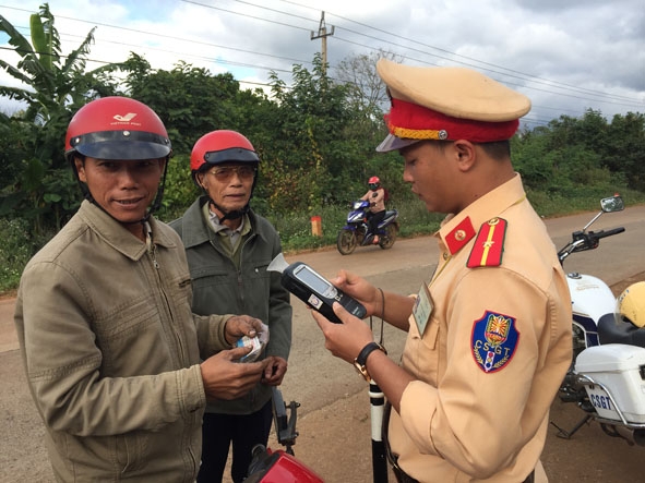 Cảnh sát giao thông Công an huyện Cư M’gar kiểm tra nồng độ cồn người tham gia giao thông. 