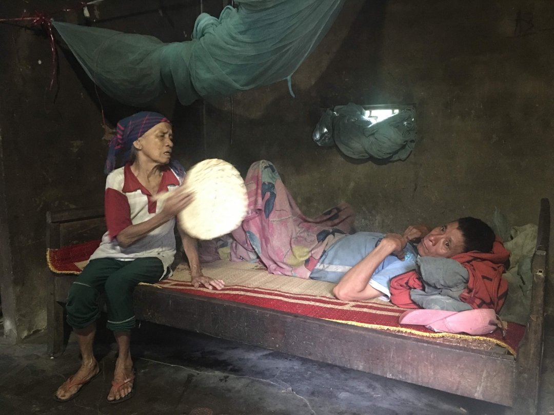 Bà Nguyễn Thị Phúc và người con trai út trong căn nhà tuềnh toàng.