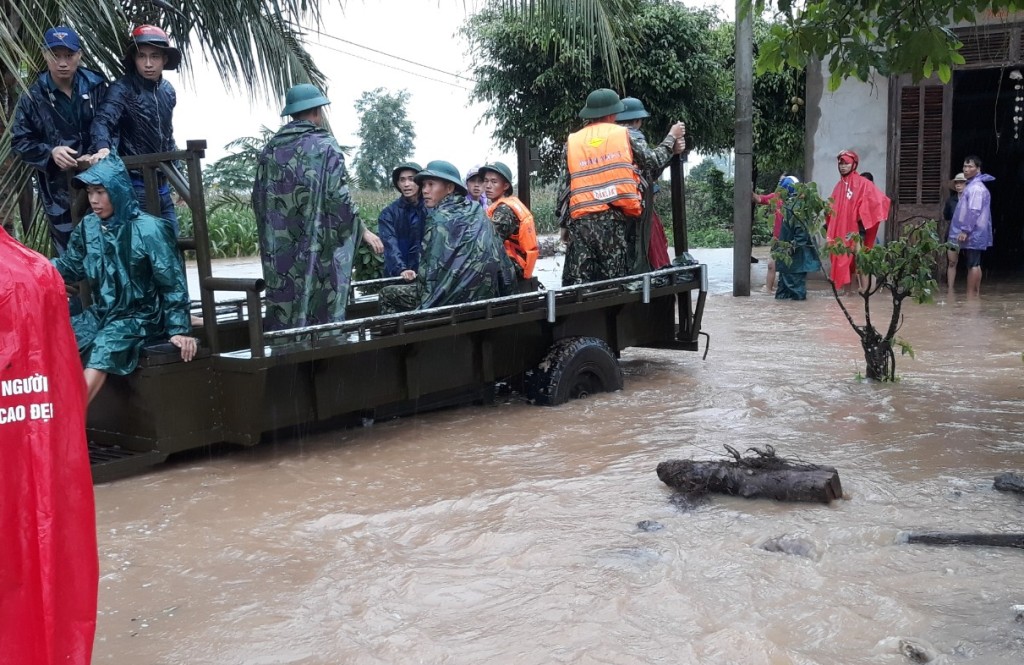 Ban Chỉ huy Quân sự huyện Buôn Đôn đưa người và tài sản ra khỏi vùng ngập