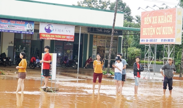 Quốc lộ 27, đoạn qua Bến xe huyện Cư Kuin nước ngập sâu trong nhiều giờ liền.