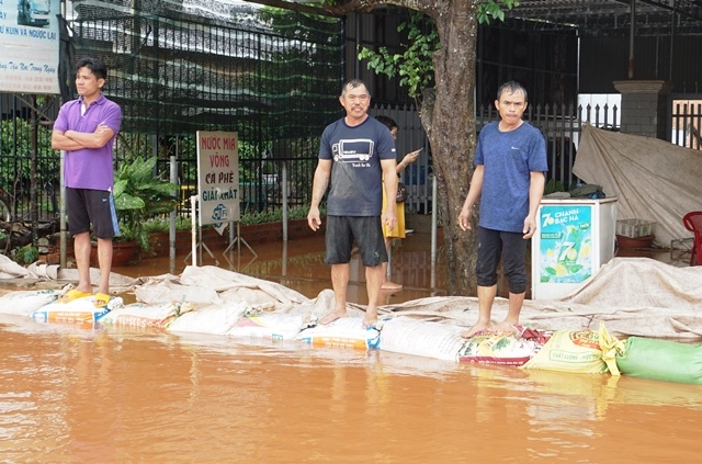 Người dân thôn 4, xã Ea B hố k phải dùng bao cát để chắn không cho nước tràn vào nhà.