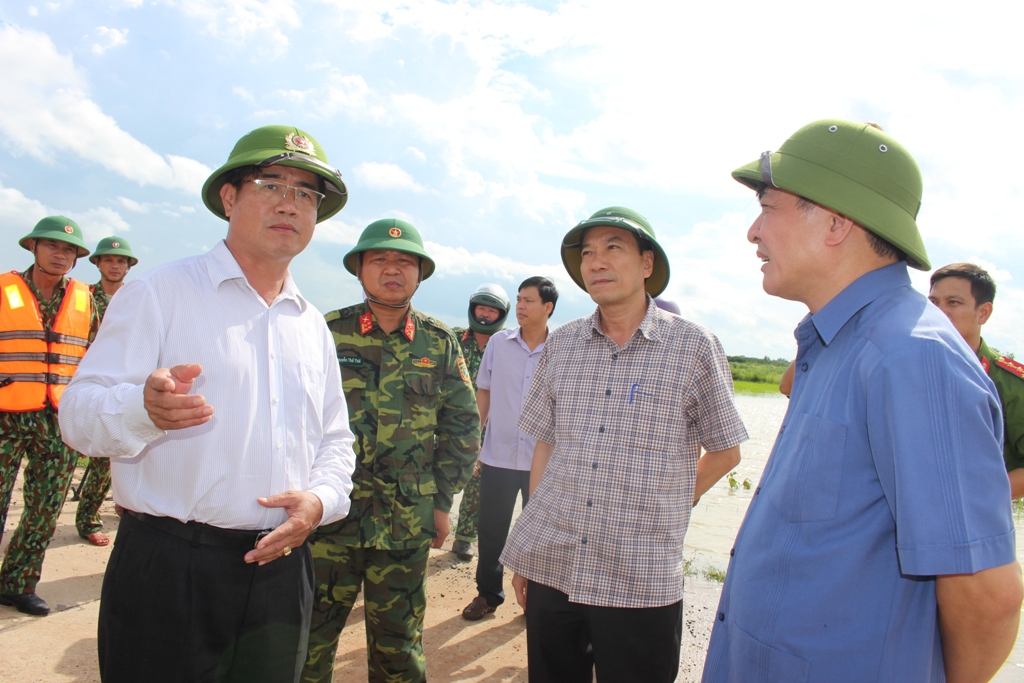 Lãnh đạo huyện Ea Súp (bên trái) chia sẻ với Đoàn công tác về tình hình ngập lụt trên địa bàn 