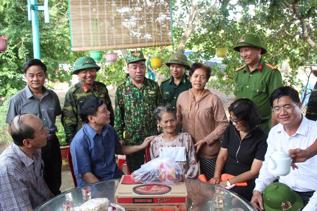 Đoàn công tác thăm hỏi, động viên Mẹ Việt Nam Anh hùng Nguyễn Thị Xuân