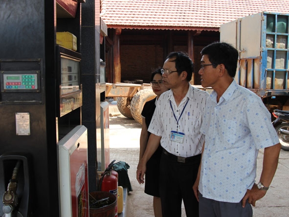 Cán bộ Chi cục Thuế huyện Ea Súp kiểm tra thực tế tại một cửa hàng kinh doanh xăng dầu trên địa bàn. 