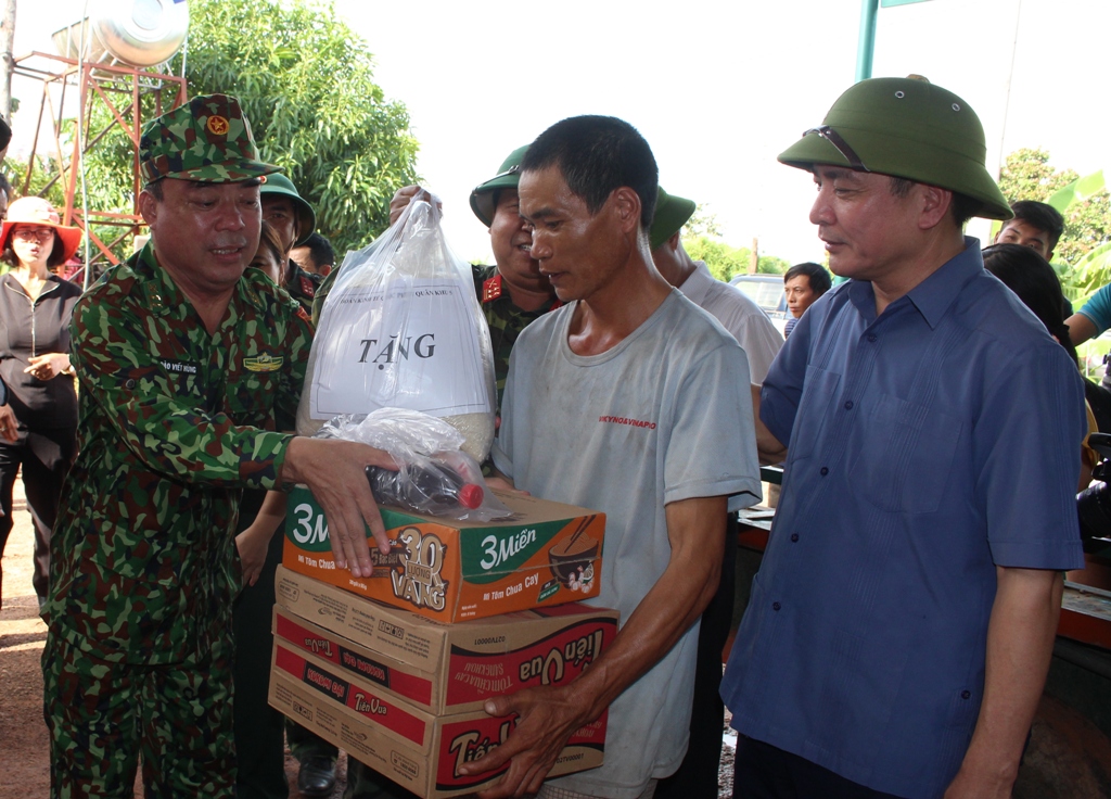 Bí thư Tỉnh ủy Bùi Văn Cường (bên phải) và lãnh đạo Bộ đội Biên phòng tỉnh tặng quà, động viên người dân xã Ia R'vê