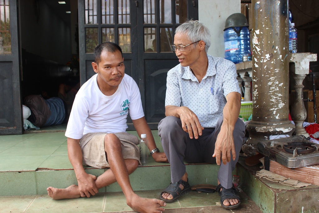 Đại diện Hội Nạn nhân chất độc da cam/dioxin phường Khánh Xuân thăm hỏi, chuyện trò cùng nạn nhân da cam.