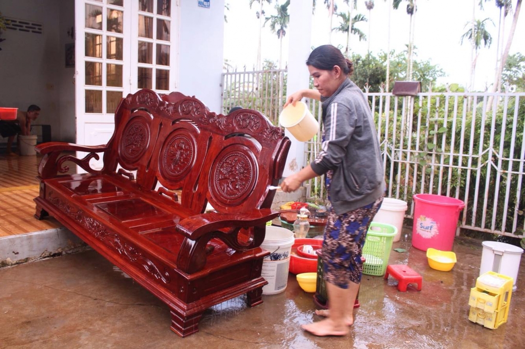 Còn gia đình chị Võ Thị Chuyên Hạ (đường Đinh Tiên Hoàng, P.Tự An) phải dừng việc buôn bán để lau chùi đồ đạc còn xót lại sau trận “lũ”