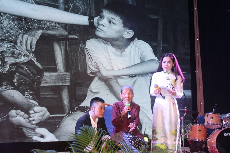 Cụ Lê Thị Cấn, bà nội của em Nguyễn Hồng Ly (25 tuổi) chia sẻ tại đêm nhạc.