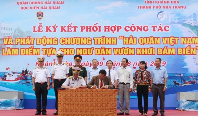 Các đơn vị ký kết phối hợp công tác và triển khai chương trình “Hải quân Việt Nam làm điểm tựa cho ngư dân vươn khơi, bám biển”.