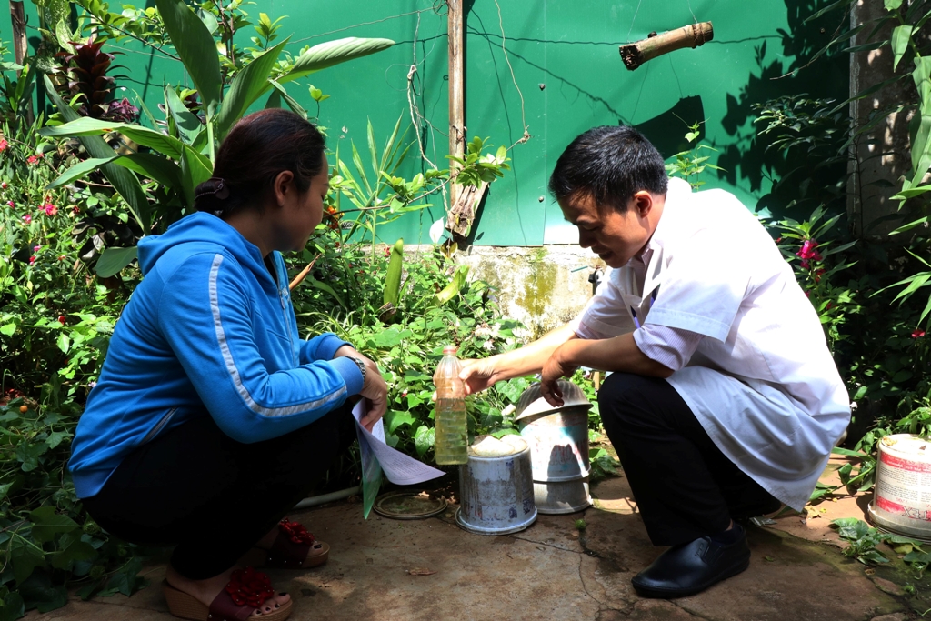 Cán bộ y tế hướng dẫn người dân vệ sinh môi trường, diệt muỗi, lăng quăng