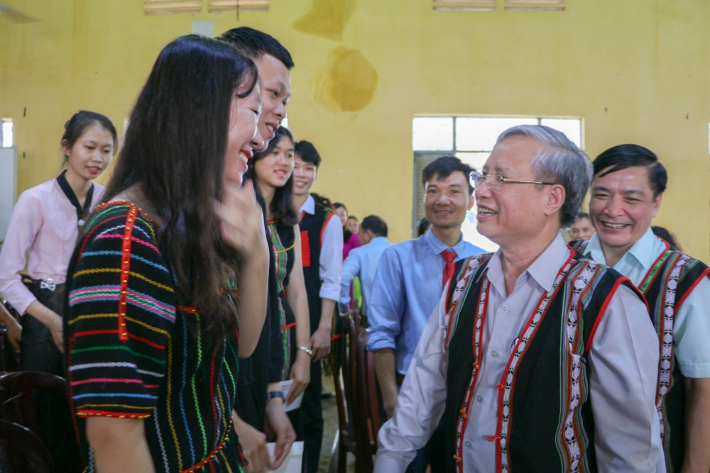 Đồng chí Trần Quốc Vượng trò chuyện với học sinh nhà trường. Ảnh: Hoàng Gia