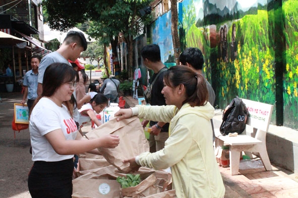 Hoạt động đổi rác thải nhựa lấy rau sạch tại Đường Sách Cà phê Buôn Ma Thuột. Ảnh: Thúy Hồng