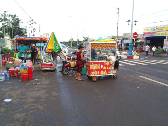 Xe bán bánh mì giữa làn đường một chiều trước cổng Bệnh viện  Đa khoa vùng Tây Nguyên. (ảnh chụp sáng 11-8-2019)