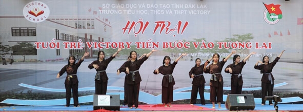 Một tiết mục văn nghệ trong chương trình sinh hoạt ngoại khóa của học sinh Trường Tiểu học, THCS - THPT Victory.