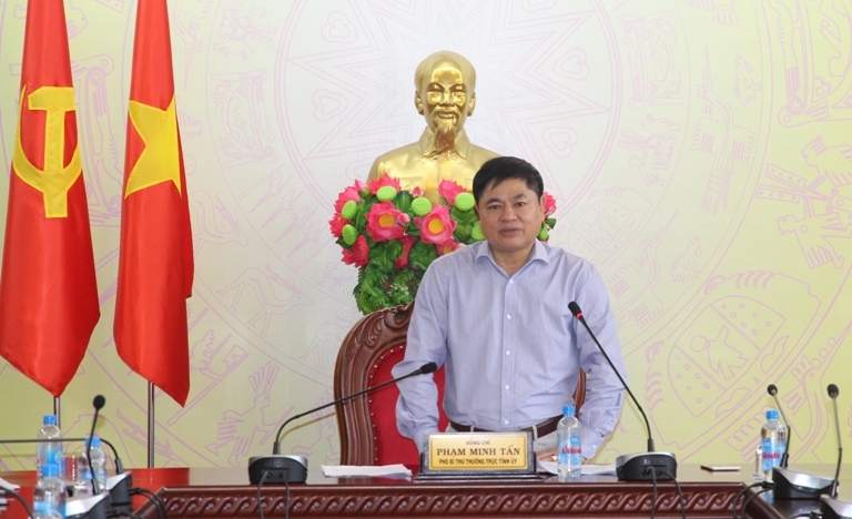 Phó Bí thư Thường trực Tỉnh ủy Phạm Minh Tấn phát biểu kết luận cuộc họp.