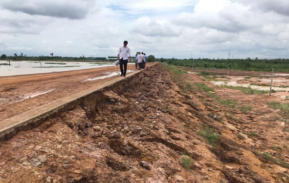 Cán bộ Công ty TNHH MTV  Quản lý  công trình  thủy lợi Đắk Lắk  kiểm tra  sự cố tại hồ Đội 6  (xã Ia Lốp, huyện Ea Súp).  