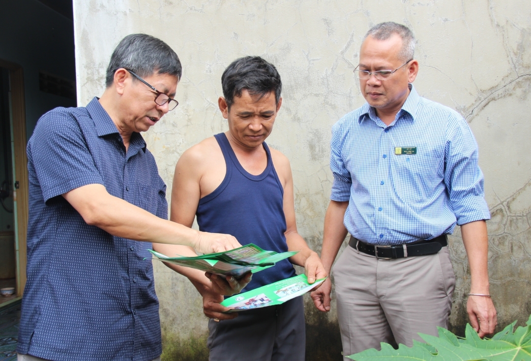 ...và tuyên truyền 