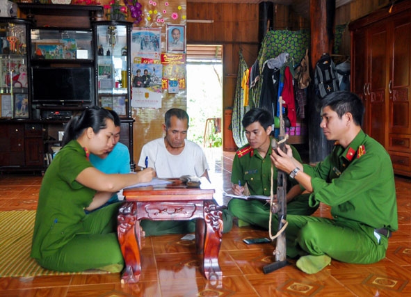 Công an huyện Krông Ana đến nhà dân tuyên truyền, vận động người dân giao nộp vũ khí. Ảnh: Công an huyện cung cấp.