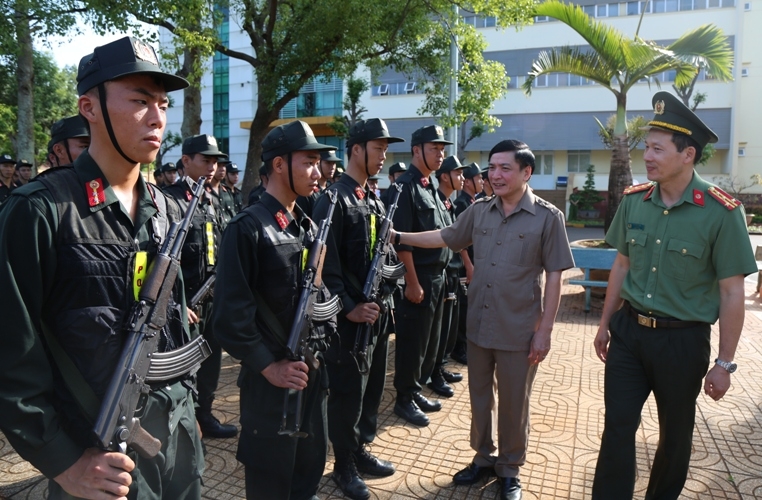Đồng chí Bùi Văn Cường, Ủy viên Trung ương Đảng, Bí thư Tỉnh ủy thăm hỏi, động viên cán bộ, chiến sĩ của Công an tỉnh.