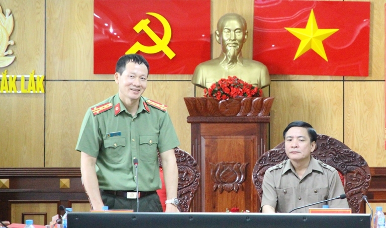 Đại tá Vũ Hồng Văn, Giám đốc Công an tỉnh báo cáo tình hình thực hiện nhiệm vụ trong 7 tháng đầu năm 2019.