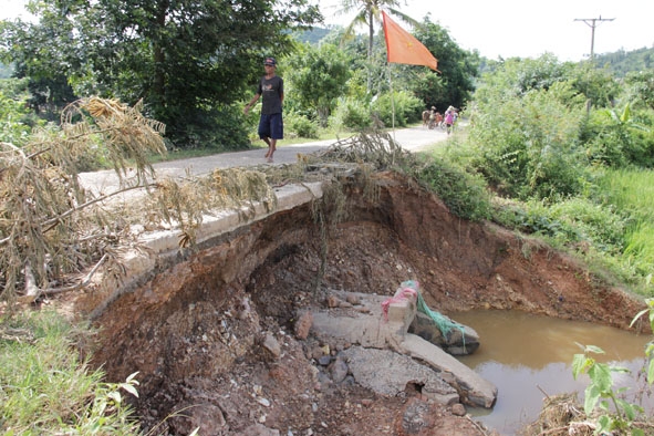 Cống thoát nước tại đường giao thông buôn Kpung (xã Hòa Hiệp) sạt lở nặng do mưa lũ.