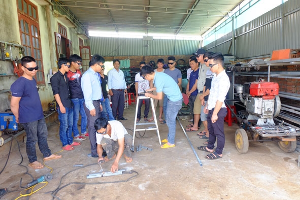 Cơ sở hàn của em Hoàng Văn Động được Trung tâm Giáo dục nghề nghiệp – Giáo dục thường xuyên thị xã chọn làm nơi đào tạo nghề hàn cho thanh niên tại xã Ea Siên. 