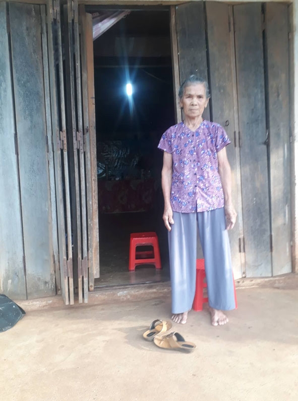 Bà Đông trước ngôi nhà lụp xụp dựng tạm trên đất  của thôn. 