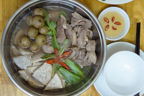 Món vịt om nếu thiếu vị chua của sấu sẽ kém ngon.