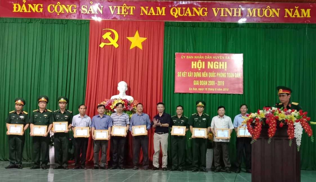 Lãnh đạo huyện Ea Súp khen thưởng các tập thể có thành tích xuất sắc trong việc xây dựng nền quốc phòng toàn dân, giai đoạn 2009 - 2019