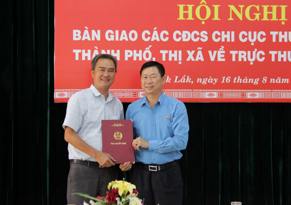Ông Phan Minh, Chủ tịch Công đoàn Viên chức tỉnh trao quyết định tiếp nhận và sáp nhập Công đoàn cơ sở Chi cục Thuế các huyện, thị xã, thành phố cho Công đoàn cơ sở Cục Thuế tỉnh