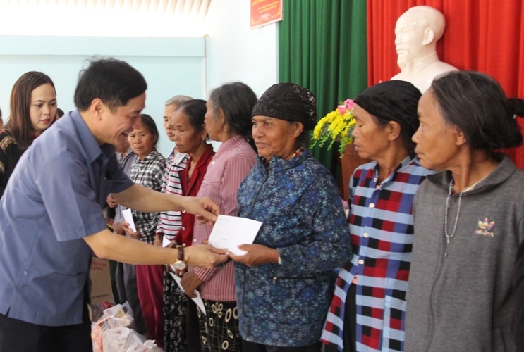 Bí thư Tỉnh ủy Bùi Văn Cường trao quà tặng các gia đình chính sách của buôn Đắk Tuôr.