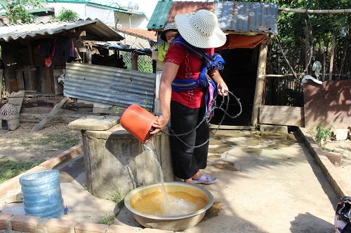 Thiếu nước sinh hoạt, nên dù là nước bị phèn nặng nhưng người dân vẫn chắt chiu từng gàu.