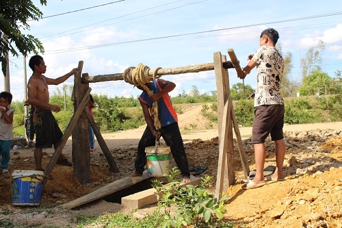 Nhiều hộ dân trên địa bàn huyện phải đào giếng mới để có nước sinh hoạt