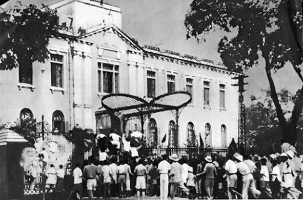 Vào ngày 19-8-1945, nhân dân biểu tình giành chính quyền tại Bắc Bộ phủ (Hà Nội). Ảnh tư liệu