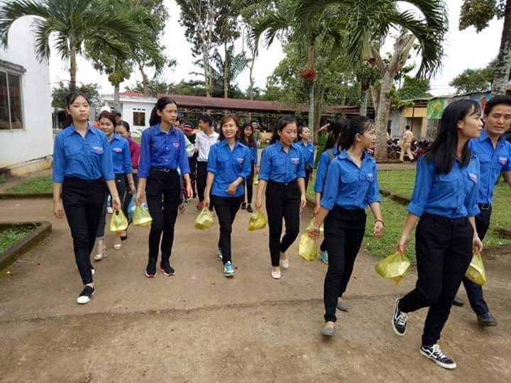 Đoàn viên thanh niên chuyển những phần cơm đến bệnh nhân nghèo. 